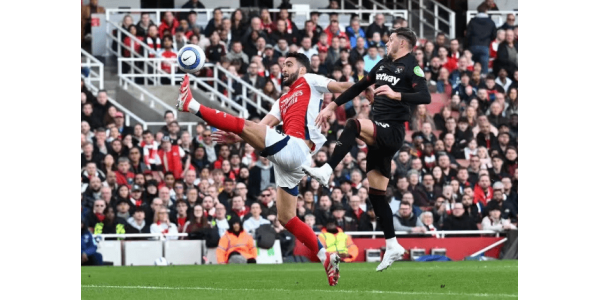 Arsenal prohrál s West Hamem a promarnil šanci dohnat