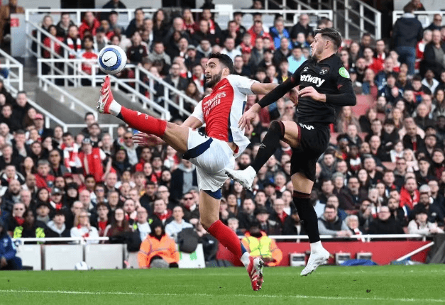 Arsenal prohrál s West Hamem a promarnil šanci dohnat